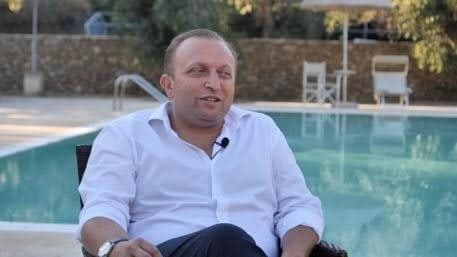 Gabriele, fondatore di Approdo, davanti alla piscina di una struttura in Puglia