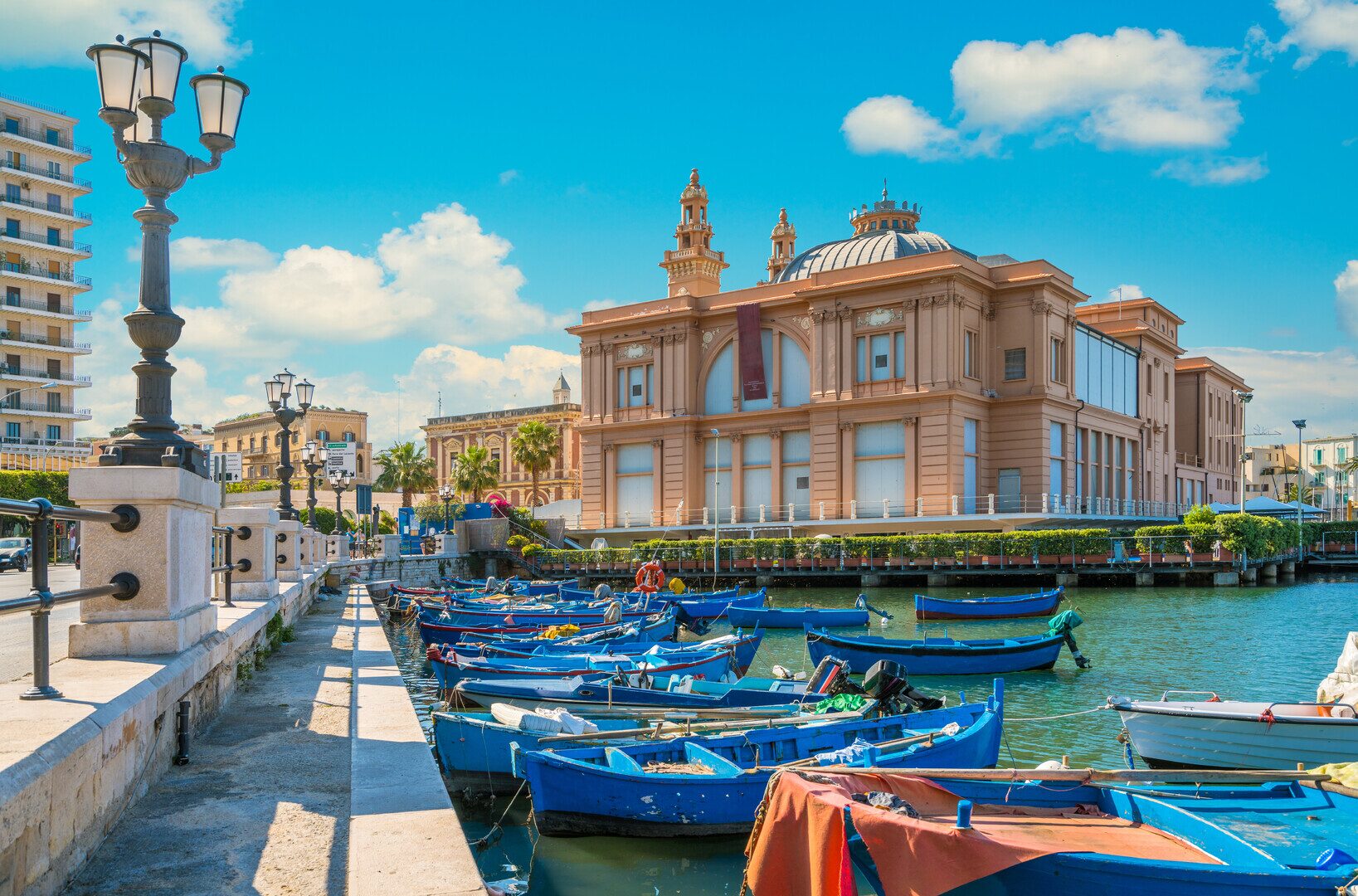 Il Teatro Petruzzelli di Bari visto dall'alto