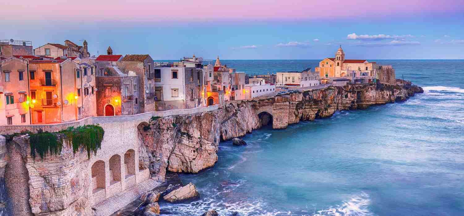 La scogliera di Vieste al tramonto, sul promontorio del Gargano