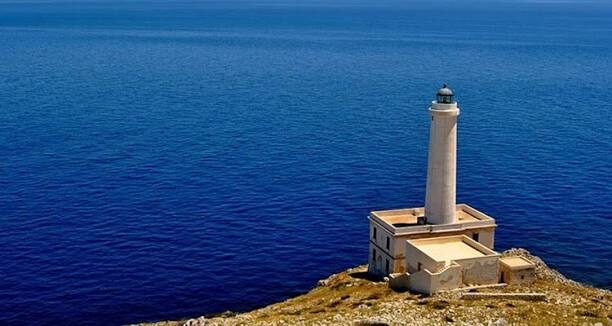 Veduta di Santa Maria di Leuca con il porto e il lungomare