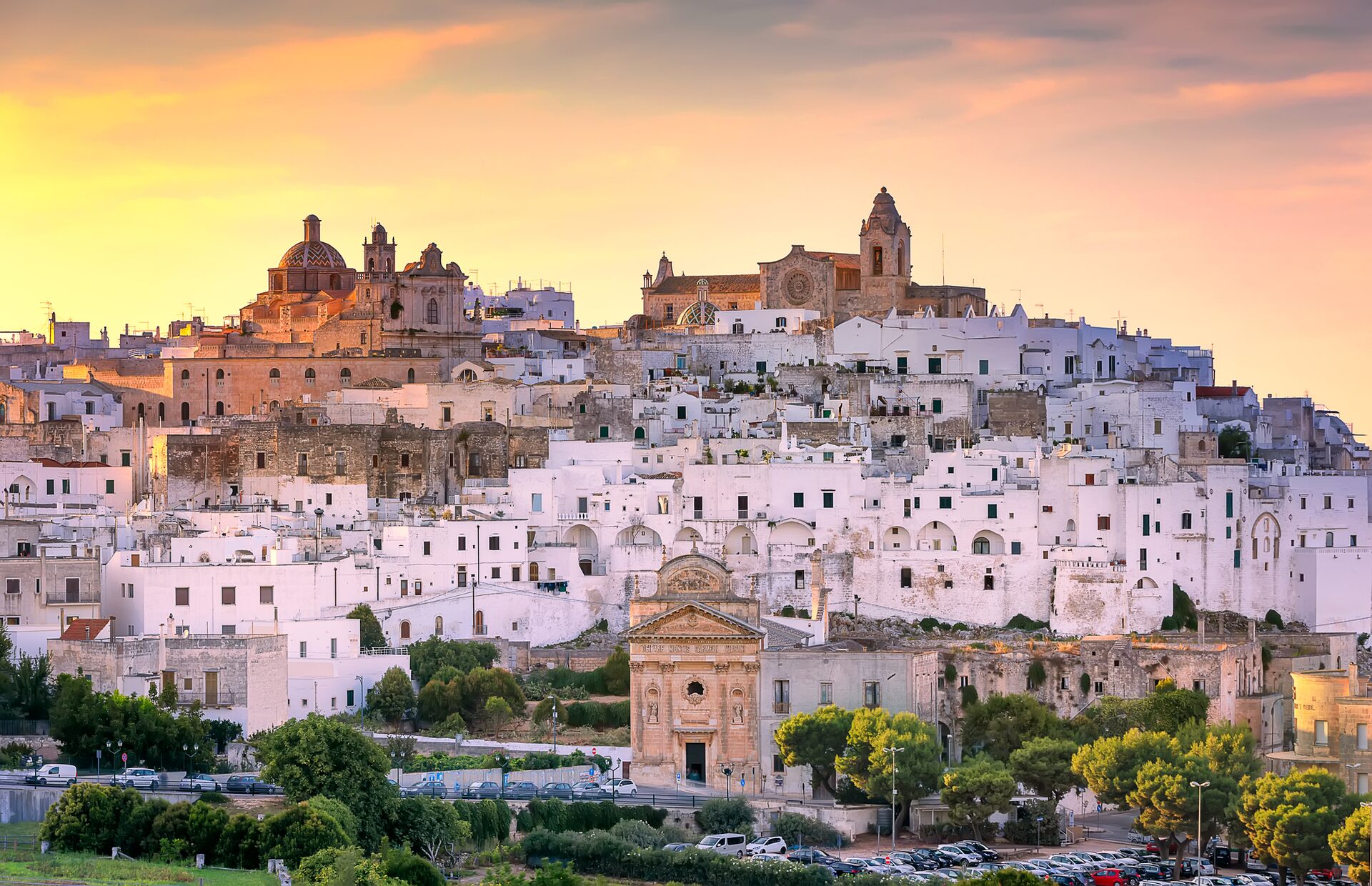 Il profilo della Città Bianca di Ostuni al tramonto