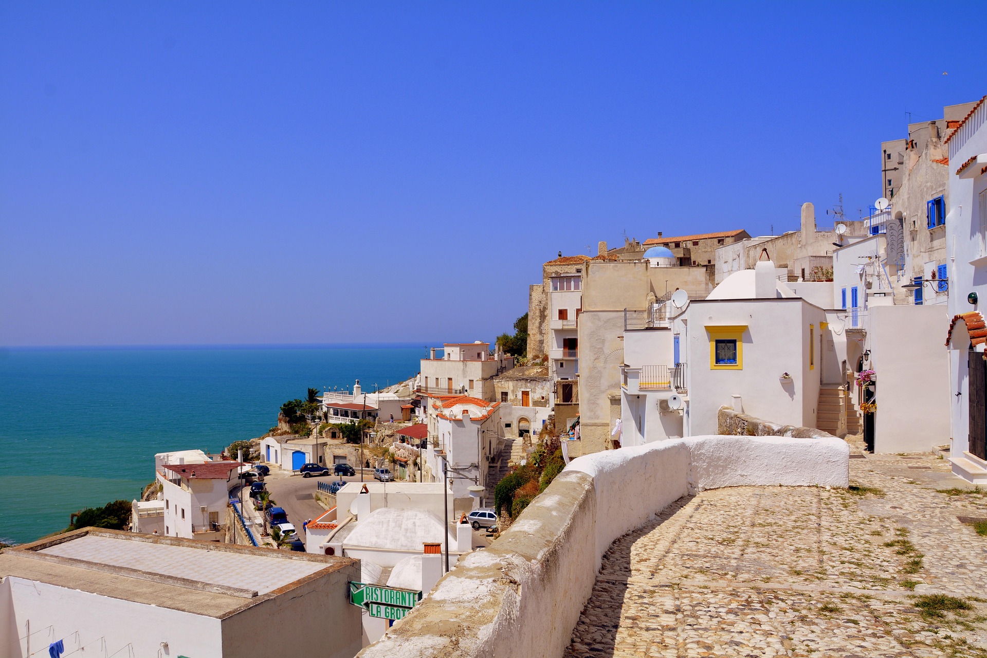 Il borgo bianco di Peschici a picco sul mare del Gargano