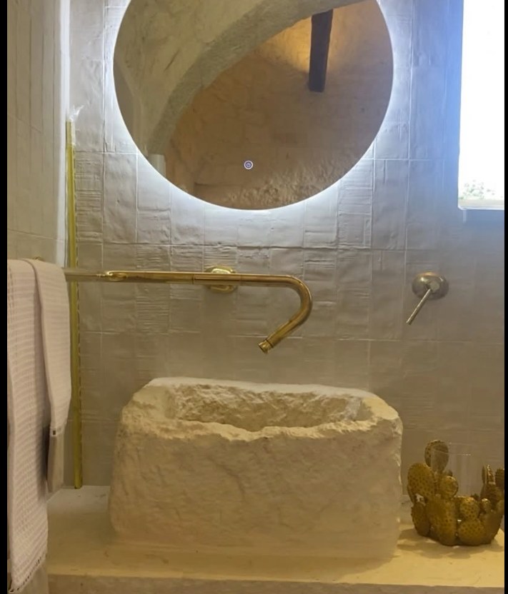 L'interno di un trullo, con dettagli in pietra locale