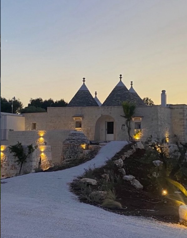 I Trulli Bianchi a Locorotondo al tramonto